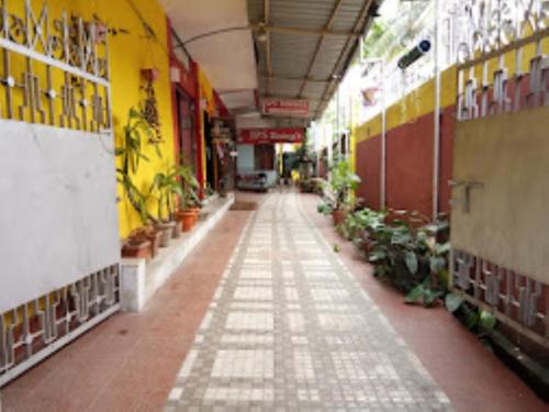 um corredor vazio de um edifício com vasos de plantas em Guwahati Lodge Guwahati em Guwahati