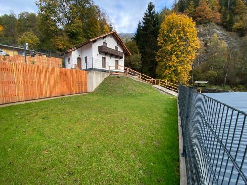 a fence in front of a house with a yard at Haus Alpenblick Mölltal in Flattach
