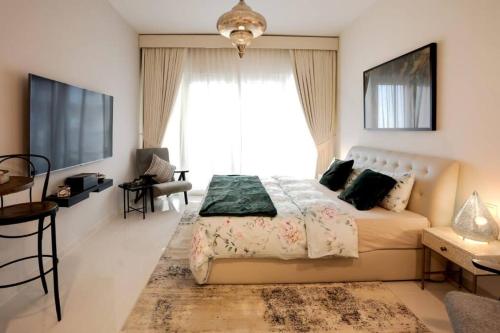 Postel nebo postele na pokoji v ubytování Lavish Nest @ Damac Hills 2
