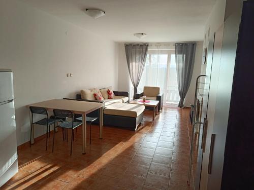 een woonkamer met een bank en een tafel bij Старият Хан-Б24 in Bansko