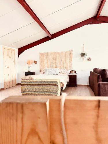 une chambre avec un lit et un canapé dans l'établissement Loft luminoso con terraza en Cangas Vigo, à Cangas