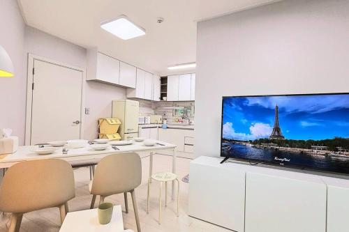 Η κουζίνα ή μικρή κουζίνα στο Roy Stay Suwon Haenggung