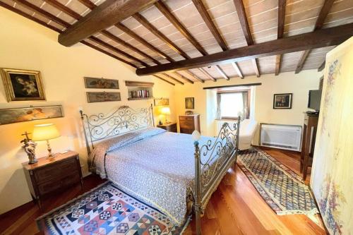 - une chambre avec un lit et une couette bleue dans l'établissement Spoleto Country Park - Slps 28, à Acquaiura