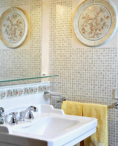 a bathroom with a sink and a mirror at Agriturismo Il Macchione in Pienza
