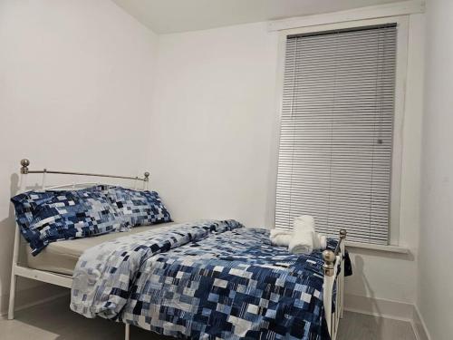 een slaapkamer met een bed met een knuffeldier erop bij London Serviced Accommodation E10 x DM 4 Weekly x Monthly Offers x Leyton x by D6ten Homes Ltd in Londen