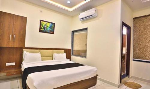 1 dormitorio con 1 cama grande en una habitación en FabHotel Prime Shree Dev Prime en Udaipur