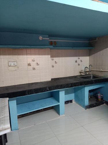 uma cozinha com um lavatório e uma bancada em 1 BHK House with AC fully operational kitchen with wifi em Hyderabad