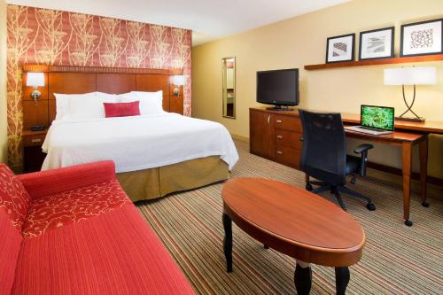 爾灣的住宿－歐文約翰韋恩機場奧蘭治縣萬怡酒店，酒店客房配有一张床和一张带电脑的书桌