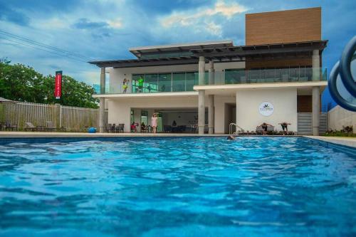 uma grande piscina em frente a uma casa em Valley Views -Cozy and Matchless Views of San Jose em San Pablo