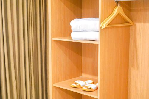 einen Handtuchhalter mit Handtüchern und Handtüchern im Bad in der Unterkunft Votel Manyar Resort Banyuwangi in Ketapang