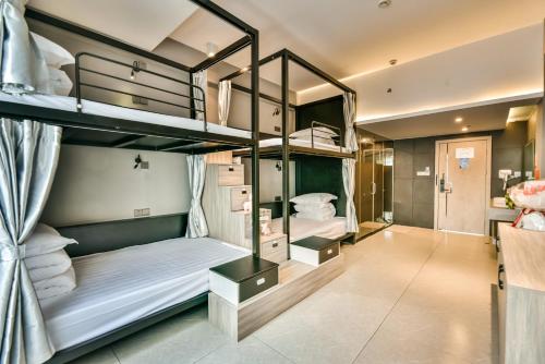 Zimmer mit 3 Etagenbetten in der Unterkunft Yangshuo EMOJI YOUTH HOSTEL in Yangshuo