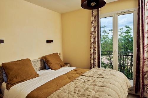 een slaapkamer met een bed en een groot raam bij Bastidon Golf de Pont Royal in Mallemort