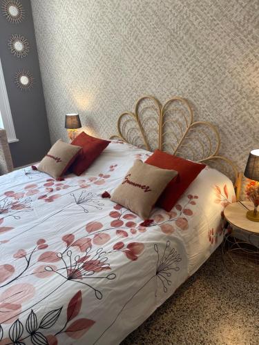 um quarto com uma cama com almofadas vermelhas em Grand’Heurt 50m de la plage em Le Portel