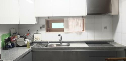 Kuchyň nebo kuchyňský kout v ubytování Yire House