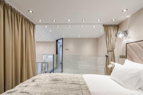 מיטה או מיטות בחדר ב-Stylish two-bedroom suite in the center