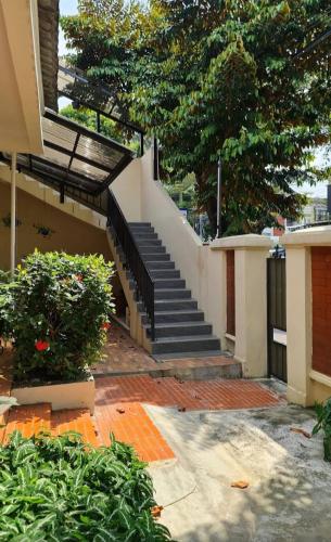 ジャカルタにあるGABS GETHOUSEの階段を使った建物へつながる階段