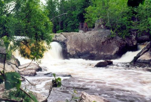 a river with rapids on the rocks and trees at Motel au Vieux Piloteux in Rivière-du-Loup