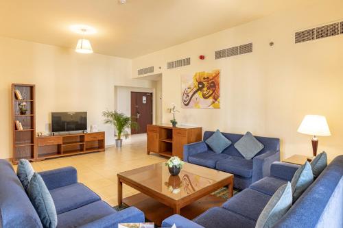  Roda Amwaj Suites Jumeirah Beach Residence -  Room  picture :   Shower    Bath    Safety deposit box                           