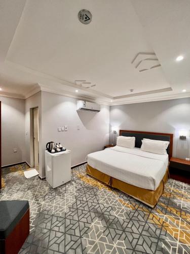 a bedroom with a large bed in a room at Al Muhaidb Residence Al Maidan in Hafr Al Baten