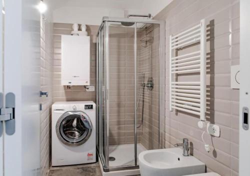 uma casa de banho com uma máquina de lavar roupa e um lavatório em Casa Accademia: unica e centrale em Turim