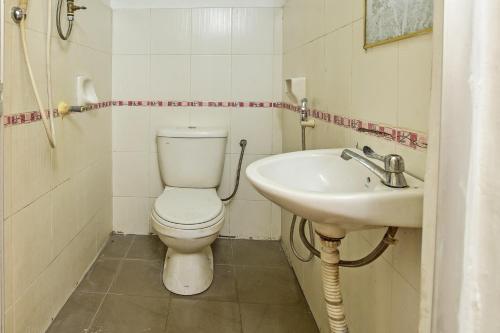 uma casa de banho com um WC e um lavatório em OYO 90892 L&E Hotel em Seremban
