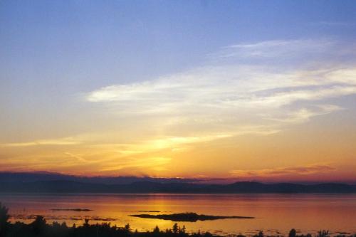 a sunset over a large body of water at Motel au Vieux Piloteux in Rivière-du-Loup