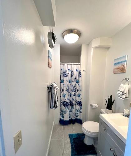 Ένα μπάνιο στο Penthouse in Waikiki with ocean & mountain views