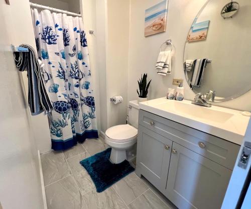 Ένα μπάνιο στο Penthouse in Waikiki with ocean & mountain views