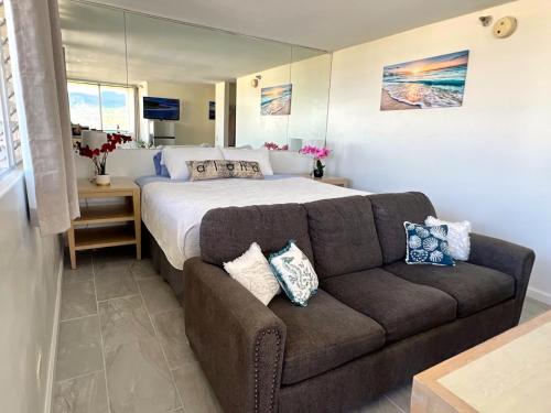 Ένα ή περισσότερα κρεβάτια σε δωμάτιο στο Penthouse in Waikiki with ocean & mountain views