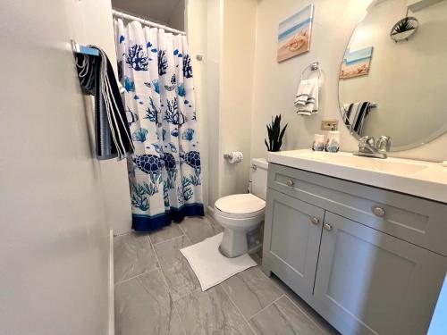Ένα μπάνιο στο Penthouse in Waikiki with ocean & mountain views