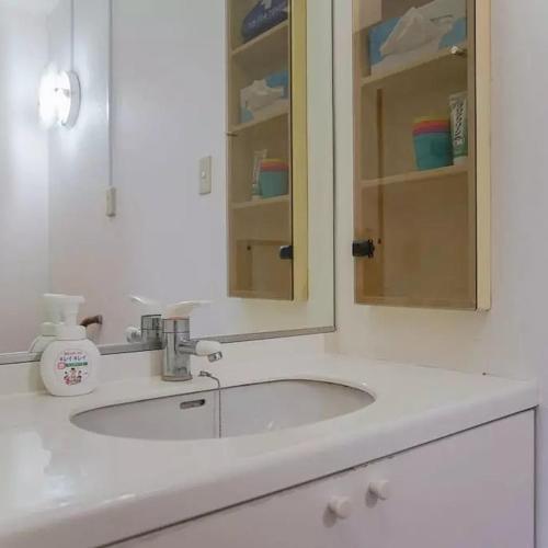 La salle de bains est pourvue d'un lavabo et d'un miroir. dans l'établissement 直达-池袋-2分钟 车站徒步6分钟 3bedrooms, à Tokyo