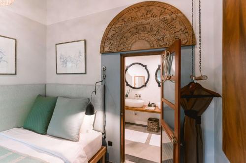 a bedroom with a bed and a mirror and a sink at Eraeliya Villas & Gardens in Weligama