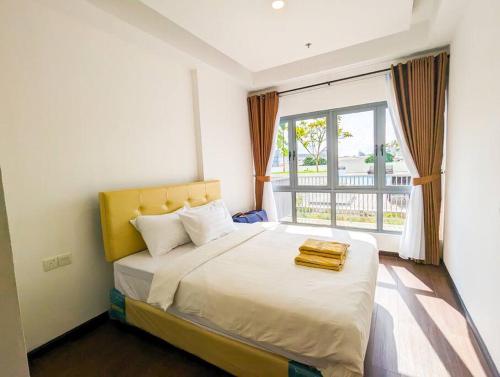 - une chambre avec un grand lit et une fenêtre dans l'établissement Lovina 5-03 at Harbour Bay Residence(Ferry Terminal), à Batu Ampar