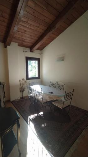 een kamer met een tafel en stoelen en een raam bij wilson's in Torriana