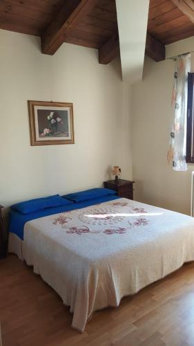 een slaapkamer met een groot bed in een kamer bij wilson's in Torriana