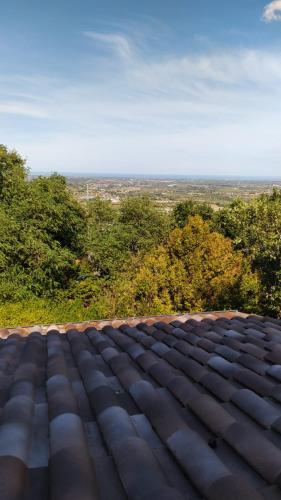 een uitzicht vanaf het dak van een huis bij wilson's in Torriana