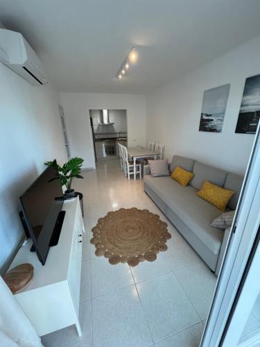 uma sala de estar com um sofá e uma mesa em APTO RESIDENCIAL EN BENICASIM em Benicàssim
