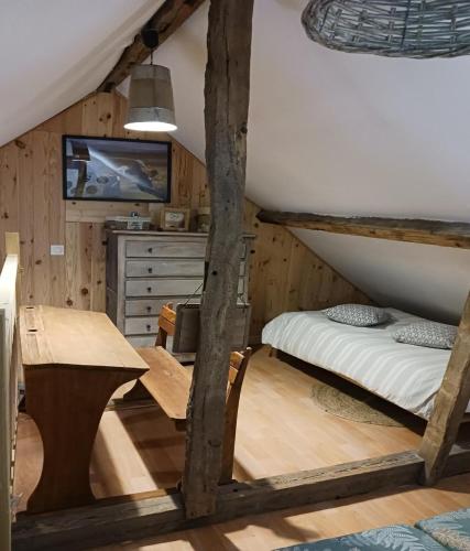 - une chambre avec une mezzanine et un bureau dans l'établissement La Grangette d'Antan, à Fenain