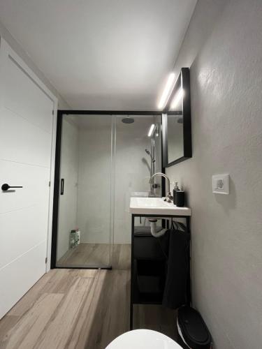uma casa de banho com um chuveiro, um lavatório e um WC. em APTO RESIDENCIAL EN BENICASIM em Benicàssim