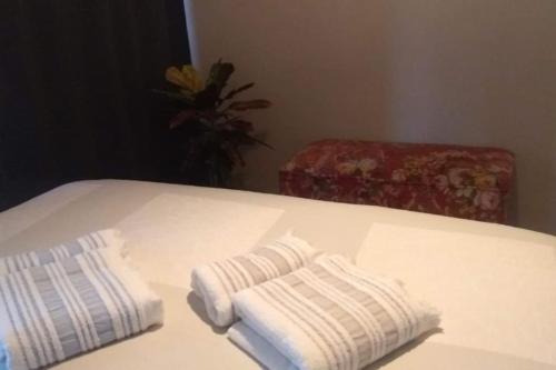 dwa białe ręczniki siedzące na stole w obiekcie Silent house next to Acıbadem Hospital w Stambule