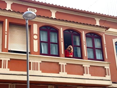 un perro mirando por la ventana de un edificio en Atico maravilloso en Cangas , Vigo, en Cangas de Morrazo
