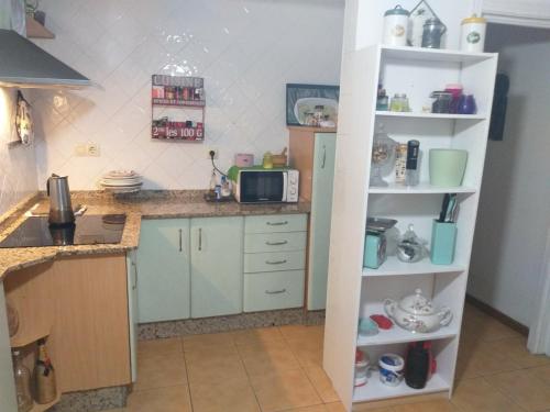 een keuken met een witte plank en een magnetron bij Atico maravilloso en Cangas , Vigo in Cangas de Morrazo