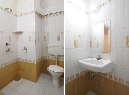 een badkamer met een toilet en een wastafel bij HOTEL VISHAL PLAZA in Puri