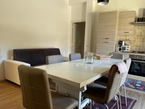 uma cozinha com uma mesa de jantar e cadeiras em Claudia' s apartment Ladispoli em Ladispoli