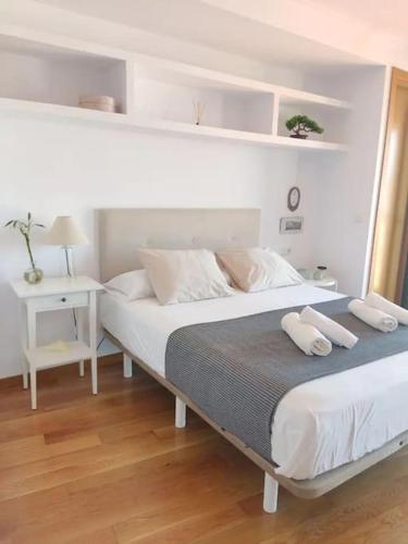 Un pat sau paturi într-o cameră la Loft By Vialia
