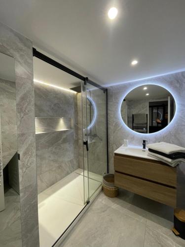 Vannas istaba naktsmītnē App design au centre des remparts d’Aigues-Mortes.