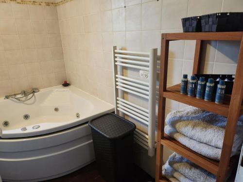 Maison tout confort في نيم: حمام مع حوض استحمام ومغسلة
