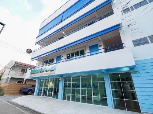 um edifício azul e branco com uma varanda em RoomQuest North Pattaya Light Collection em North Pattaya