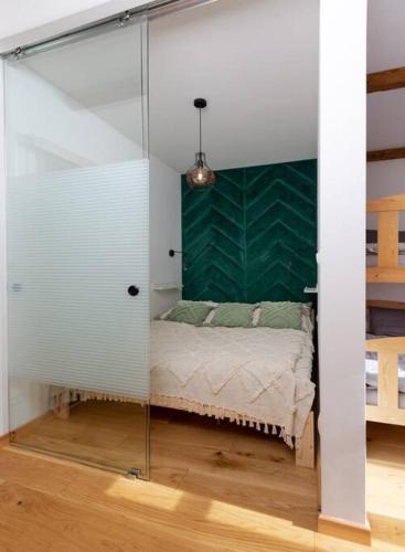 een slaapkamer met een bed in een glazen wand bij Apartament Old Street in Zakopane