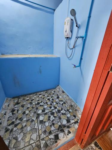 eine Dusche in einem Zimmer mit Steinboden in der Unterkunft Paksong Brand New- Two-story house in Muang Pakxong
